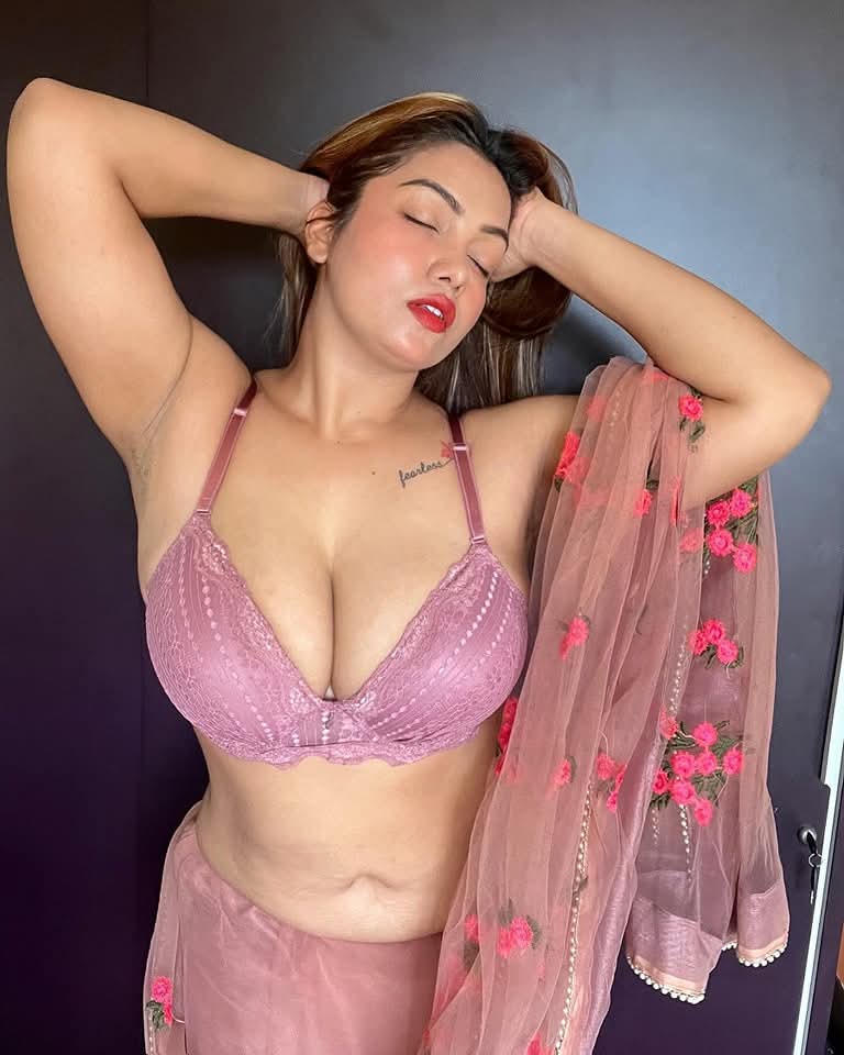 Kushboo162129's tweet photo. औरत कितना ही सिंगार और मेकअप कर ले असली खूबसूरती चेहरे पर तभी झलकती है जब कोई तगड़ा घोड़ा उसके अंदर अपना दही डालकर ठंडा  करता है। https://t.co/eEExxL9eBG