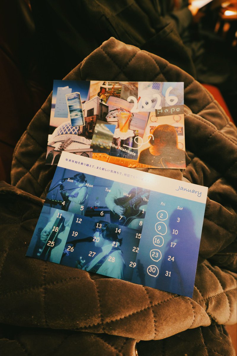 nishikatariho's tweet image. ニューグッズ登場🌕

2026年の年賀状を作りました🔖

今年の活動を追ってくれた人には
きっと分かる

「これあの時の…！」の写真を
ぎゅっと濃縮しました。

2枚組で別タイプは1月のカレンダー
 
いつもありがとう。来年もあなたの隣に
あったかくいられますように！

riho14nashi.thebase.in/items/129910457