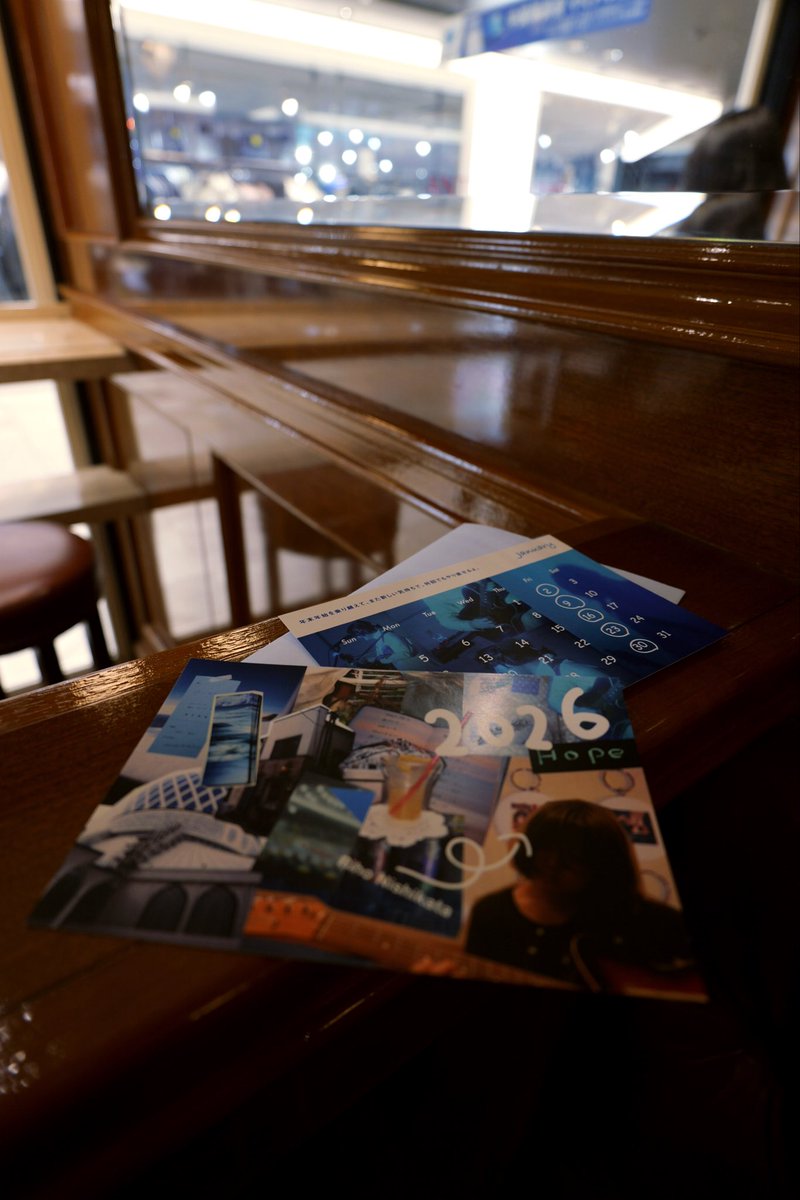 nishikatariho's tweet image. ニューグッズ登場🌕

2026年の年賀状を作りました🔖

今年の活動を追ってくれた人には
きっと分かる

「これあの時の…！」の写真を
ぎゅっと濃縮しました。

2枚組で別タイプは1月のカレンダー
 
いつもありがとう。来年もあなたの隣に
あったかくいられますように！

riho14nashi.thebase.in/items/129910457