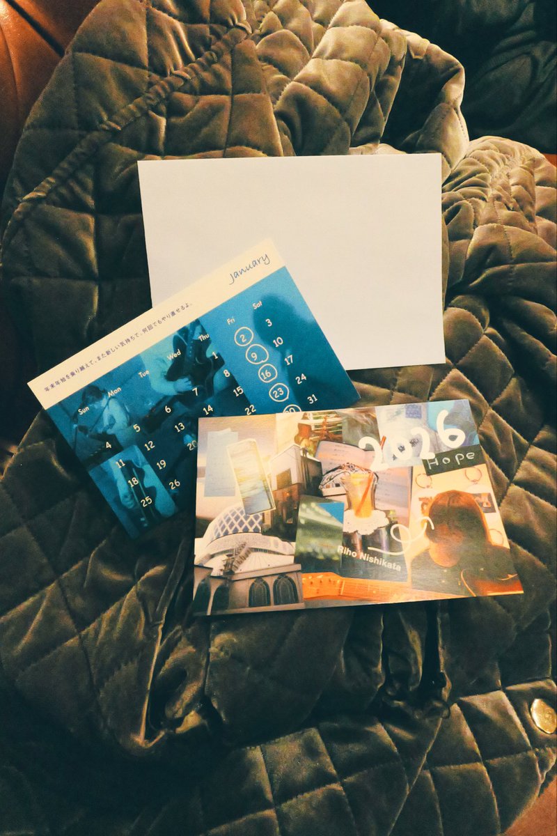 nishikatariho's tweet image. ニューグッズ登場🌕

2026年の年賀状を作りました🔖

今年の活動を追ってくれた人には
きっと分かる

「これあの時の…！」の写真を
ぎゅっと濃縮しました。

2枚組で別タイプは1月のカレンダー
 
いつもありがとう。来年もあなたの隣に
あったかくいられますように！

riho14nashi.thebase.in/items/129910457