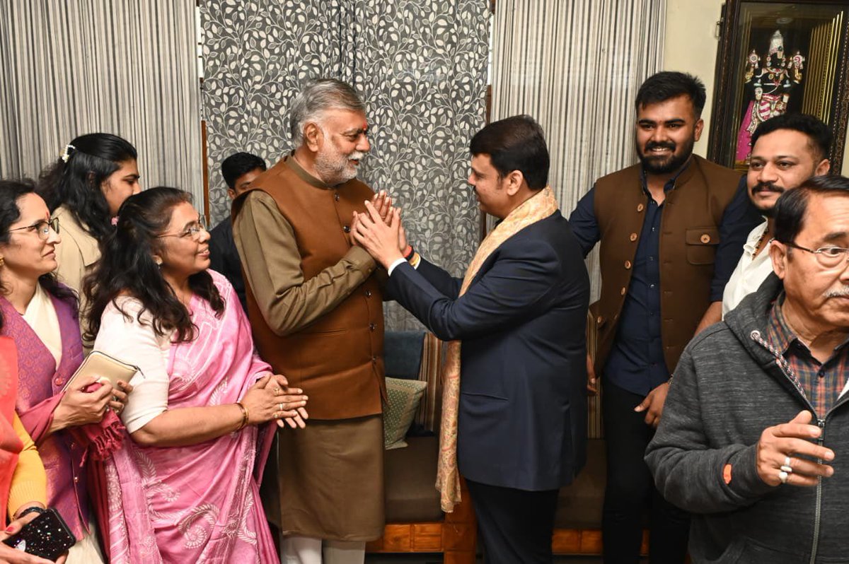 मेरे मित्र महाराष्ट्र के मुख्यमंत्री ,ऊर्जावान नेता मा <a href="/Dev_Fadnavis/">Devendra Fadnavis</a> जी के जबलपुर प्रवास के दौरान मेरे जबलपुर निवास आगमन पर सपरिवार मित्रों सहित स्वागत किया ।उनकी सहजता और सरलता के लिए हृदय से आभार ।<a href="/patel_pushplata/">Pushplata S Patel</a> <a href="/phalitspatel/">Phalit Singh Patel</a> <a href="/alokjain101/">Alok Jain</a> <a href="/prabalpatel1/">Patel.S.Prabal</a>