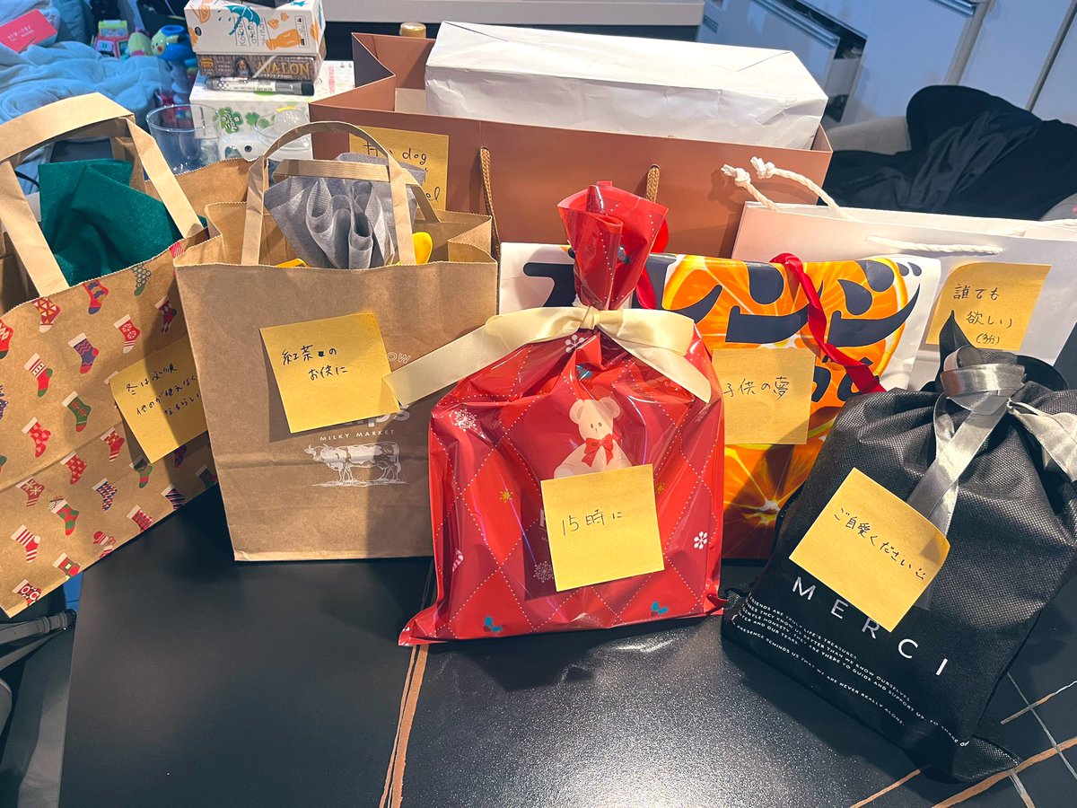 たまつ邸忘年会！
クリパも兼ねて美味しいケーキ食べて毎年恒例のプレゼント交換🍰🎁「誰でも欲しい」の気になる文言でスタバカードもらった♡
7人でディセプションとまっぷたツートンもできて2025年も良いボドゲ納め✨かわいい姉妹に癒された🥰