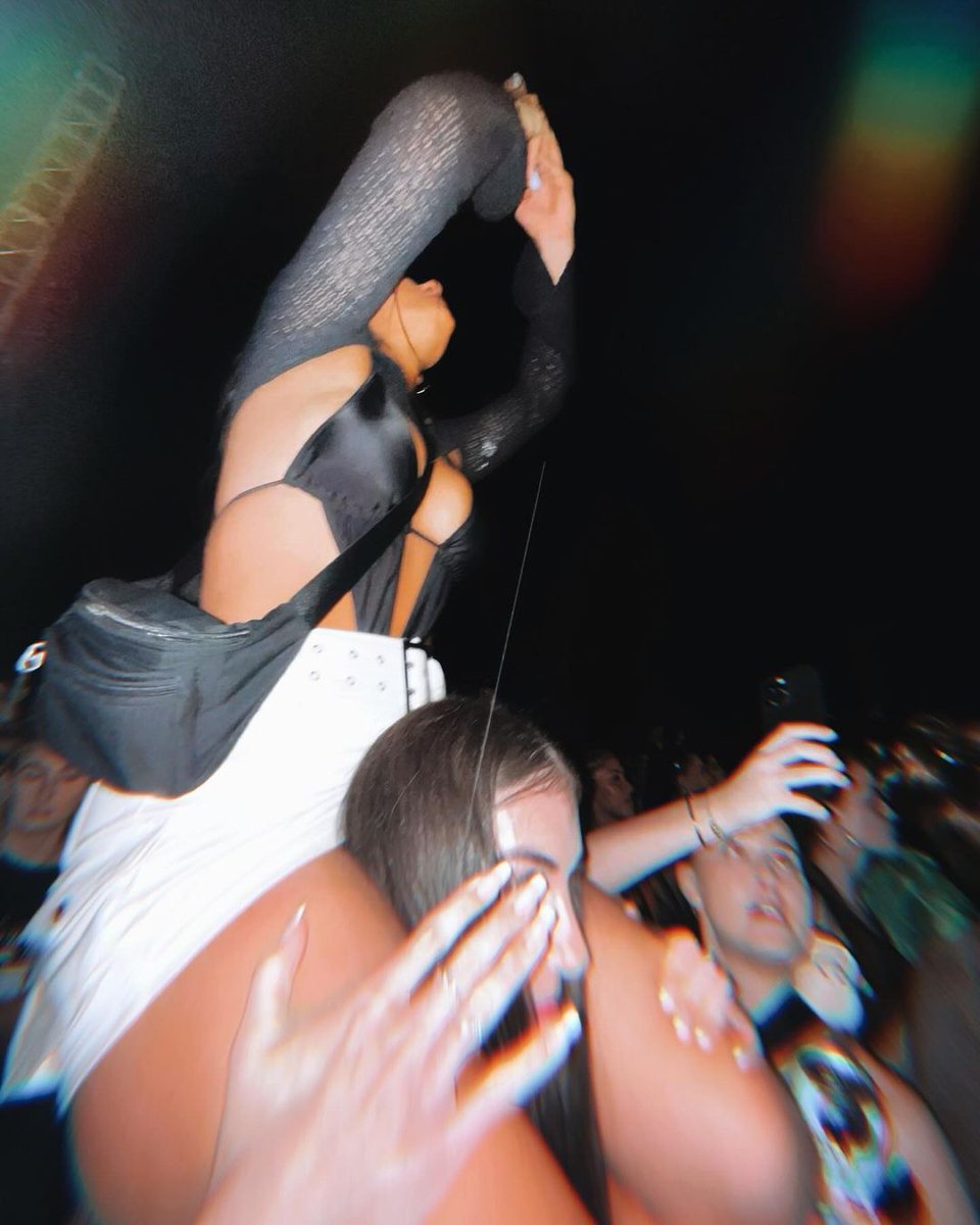 sril2008's tweet photo. π₯π₯π₯ #sril #wow #onhershoulders #sittingonshoulders #concertfun https://t.co/gBjkcWAXn1