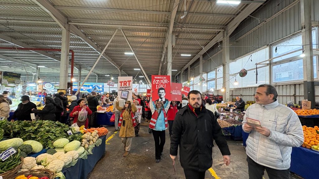 mulayimdemirtas's tweet photo. “Gerçekleri bilmeye hakkımız var” diyerek Beylik Pazarı’nda alan çalışmamızı gerçekleştirdik.
Gerçeği karartmaya çalışanlara karşı, sokakta, pazarda, halkın yanında olmaya devam edeceğiz. https://t.co/YomXLTf2F1