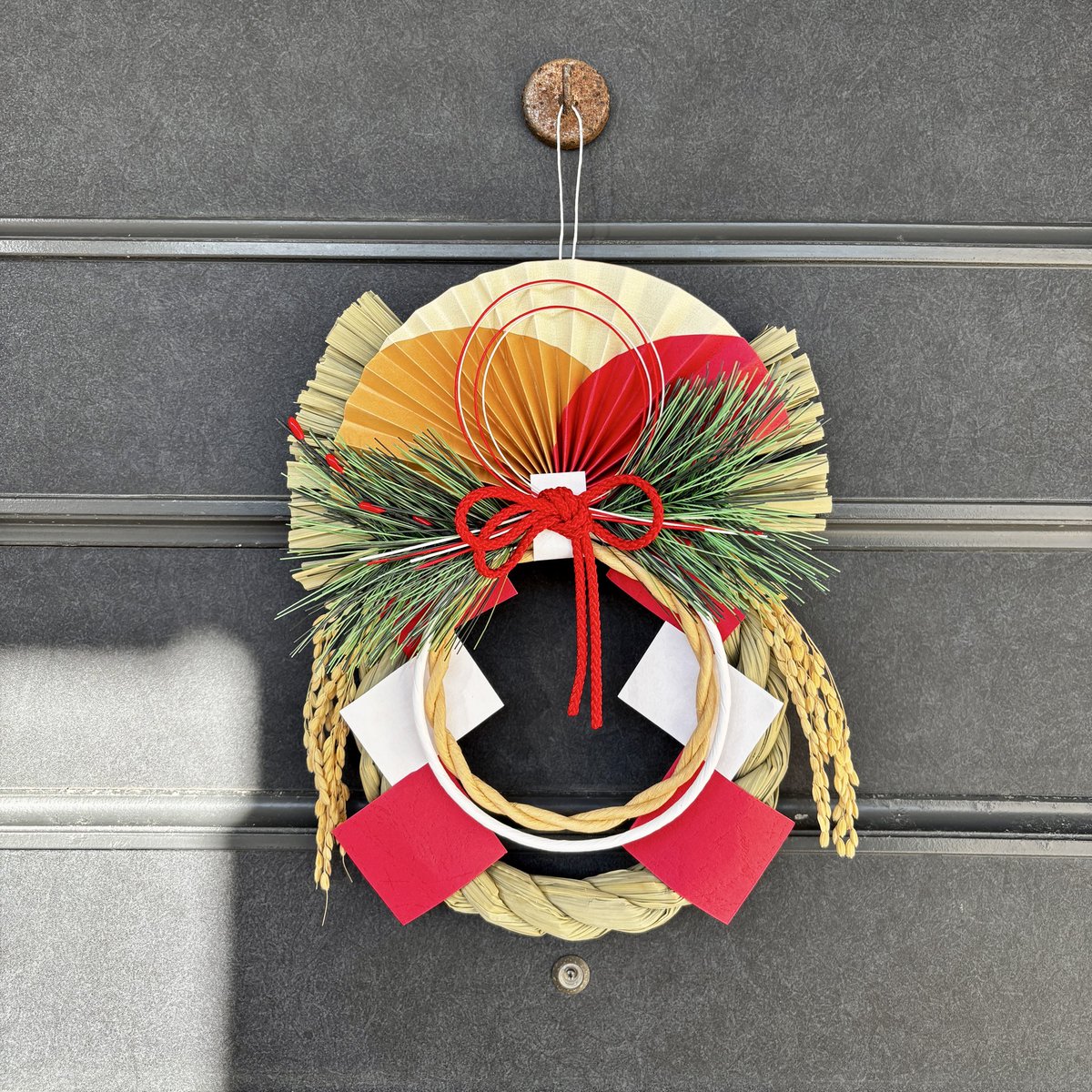 今日はみんなで大掃除🧹
まだ全部は終わってないけど
もう諦めました笑
明日から31日まで仕事だしね
下駄箱や玄関は終わったので
お飾りを付けました
28日は末広がりで
縁起がいいんだって☺️
#正月飾り
#今年もお世話になりました