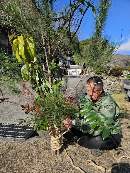 今日は、正月の門松を立てました。 熊野飛鳥では、集落ごとに少しずつ