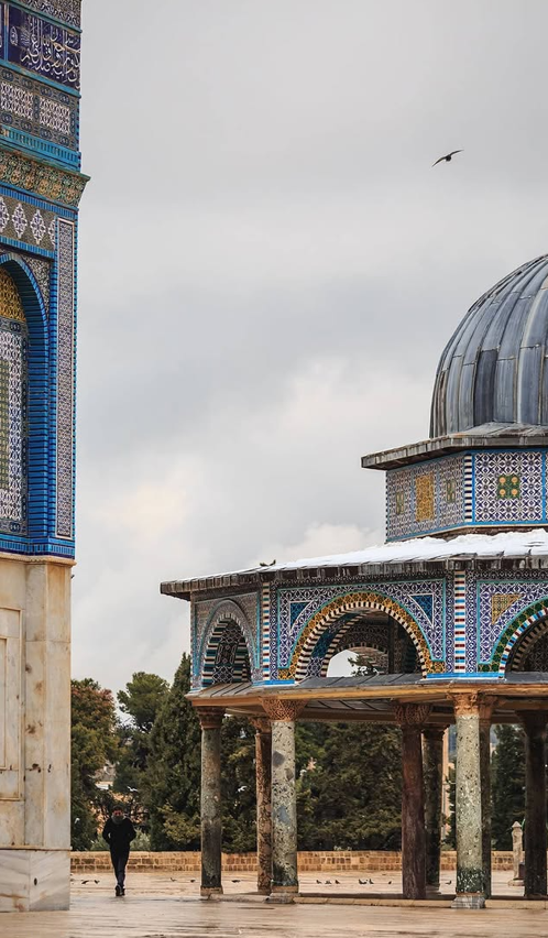AqsaMosq's tweet photo. هل تعلم أن قبة السلسلة هي المركز الهندسي الدقيق لـ #المسجد_الأقصى  ؟

بناها الخليفة الأموي عبد الملك بن مروان، وتعتبر من أقدم الأبنية الإسلامية التي حافظت على ملامحها الأصلية منذ القرن الأول الهجري. جوهرة معمارية تختصر تاريخاً عريقاً في قلب #القدس. https://t.co/OxF9Cvv6Z6