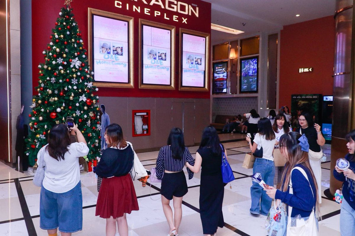 MajorGroup's tweet image. ภาพบรรยากาศแอนนี่พกความคิดถึงมาหาพี่ดงเฮและอึนฮยอก! เติมความสุขกันช่วงสิ้นปีแบบ Live Viewing ส่งตรงจากเกาหลีบนจอภาพยนตร์ใน 2025 SUPER JUNIOR-D&amp;amp;E FAN PARTY [D&amp;amp;E Home Coming] Live Viewing พร้อมอวดของที่ระลึกลิขสิทธิ์แท้จากเกาหลี!

ใครยังมูฟออนไม่ได้ มาเล่าให้ฟังได้ใน…