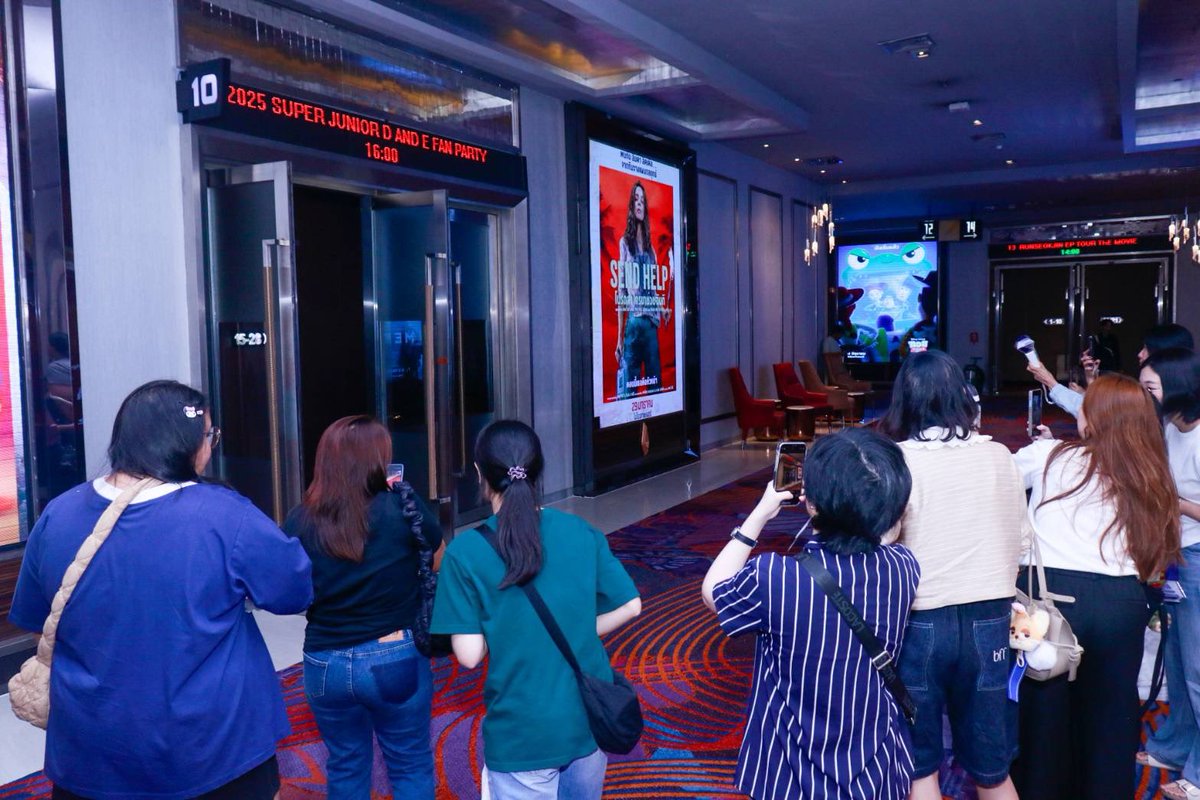 MajorGroup's tweet image. ภาพบรรยากาศแอนนี่พกความคิดถึงมาหาพี่ดงเฮและอึนฮยอก! เติมความสุขกันช่วงสิ้นปีแบบ Live Viewing ส่งตรงจากเกาหลีบนจอภาพยนตร์ใน 2025 SUPER JUNIOR-D&amp;amp;E FAN PARTY [D&amp;amp;E Home Coming] Live Viewing พร้อมอวดของที่ระลึกลิขสิทธิ์แท้จากเกาหลี!

ใครยังมูฟออนไม่ได้ มาเล่าให้ฟังได้ใน…