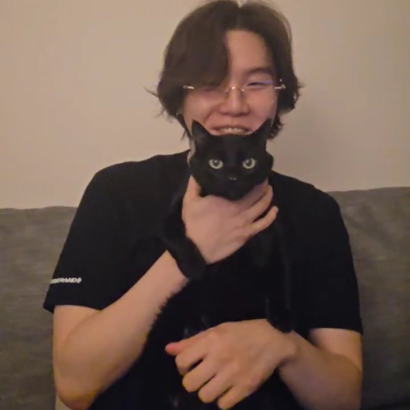 aegyoeobta's tweet image. tang's little arm around yoongi's hand though 😭😭😭😭 not sure if its yoongi showing us his cat tang here or tang showing us his cat yoongi here.