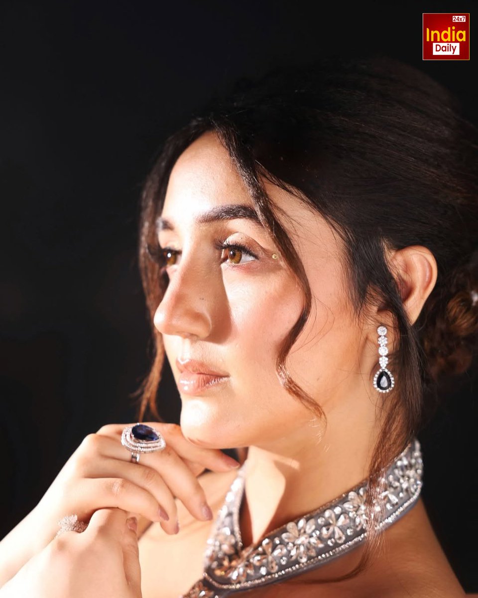 IndiaDaily_24X7's tweet photo. सिल्वर लुक में दिखा अश्नूर कौर का रॉयल अंदाज

#ashnoorkaur #royallook #silverstyle #glamour #fashiondiaries #celebrityfashion #styleicon #fashioninspo #indiadaily #indiadaily24x7 https://t.co/fmtRxUxiJN