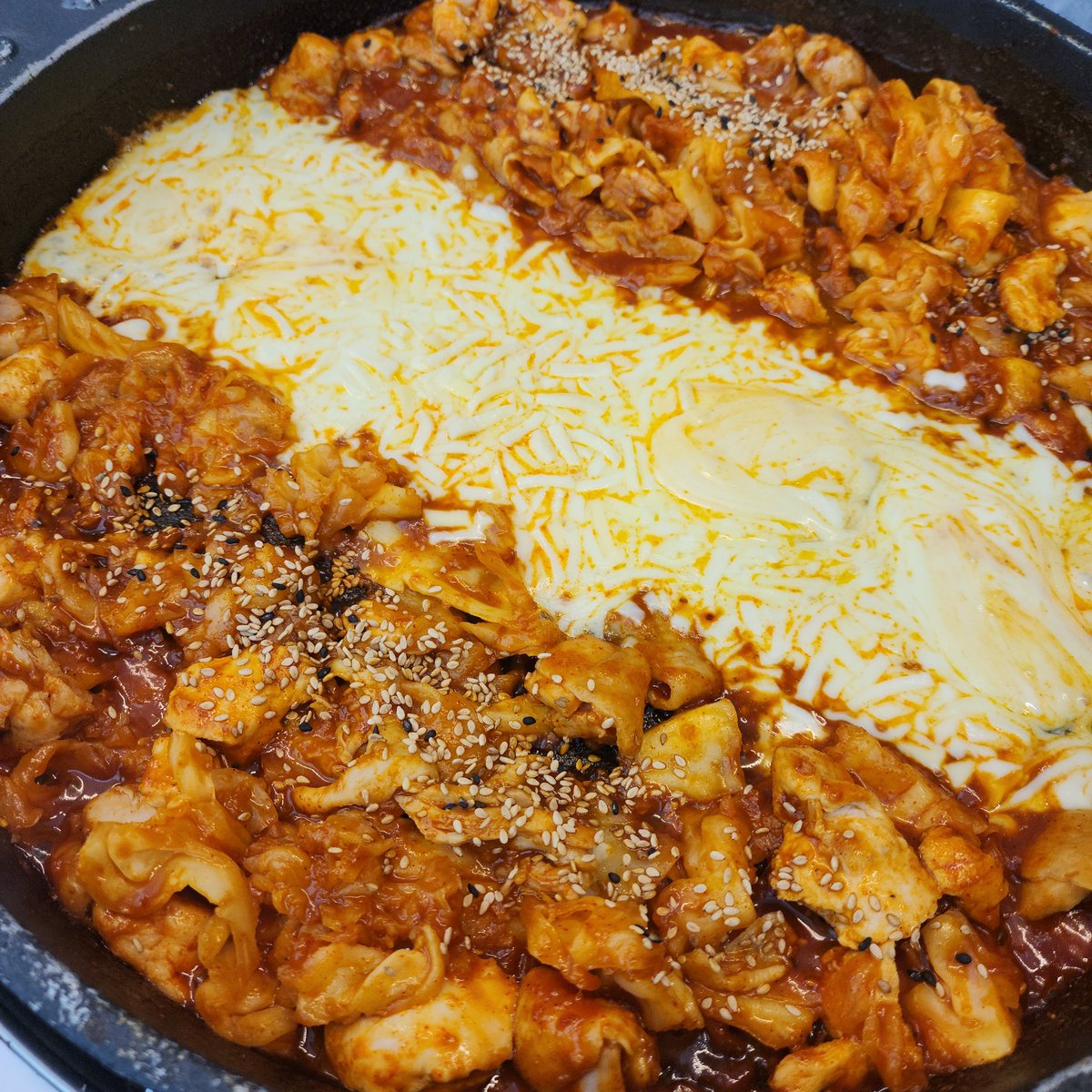오늘의 메뉴는
치즈닭갈비야 으무!
다들 오늘도 맛저해 으무!