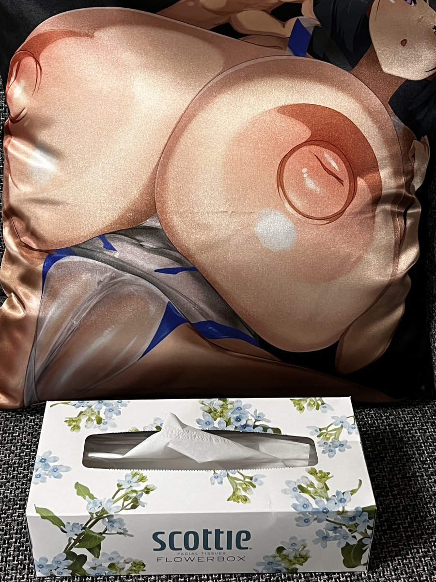 【告知】グッズ紹介!
冬コミ会場限定4コ販売
『ひさめちゃん顔面騎乗体感クッション』
こちらのクッション、就寝時に顔の上に置いて頂く為のクッションとなっております。 