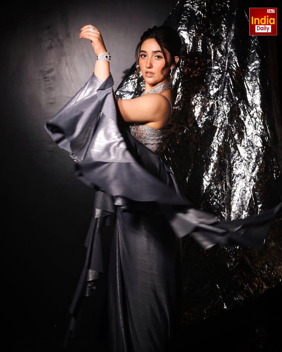 IndiaDaily_24X7's tweet photo. सिल्वर लुक में दिखा अश्नूर कौर का रॉयल अंदाज

#ashnoorkaur #royallook #silverstyle #glamour #fashiondiaries #celebrityfashion #styleicon #fashioninspo #indiadaily #indiadaily24x7 https://t.co/fmtRxUxiJN
