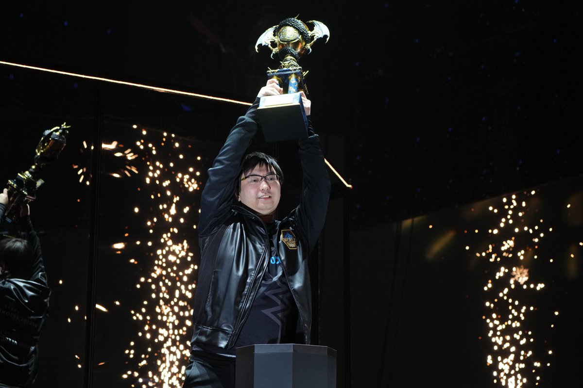 Shadowverse World Grand Prix 2025 has come to an end.

Thank you all for tuning in and congratulations to the first ever Shadowverse: Worlds Beyond world champion: DFM / yuuri! 🏆

#ShadowverseWB