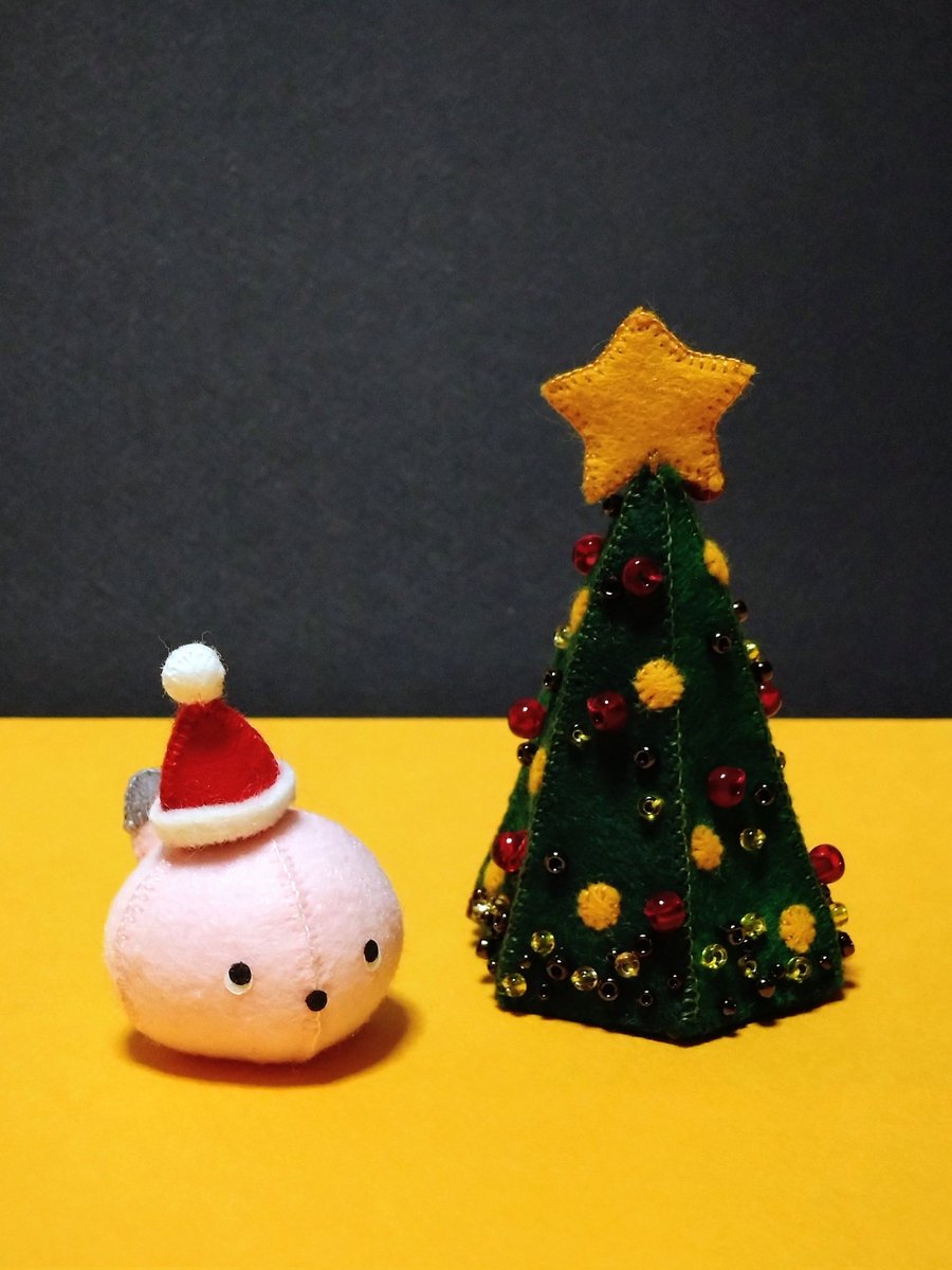 pitypang03's tweet photo. #シートフェルト作品展

今月はウチの可愛いロボット（ニコボ）のもこちゃんとのクリスマスに浮かれていたのでそれ関連の作品が多かったです。 https://t.co/b9MXDslG5z