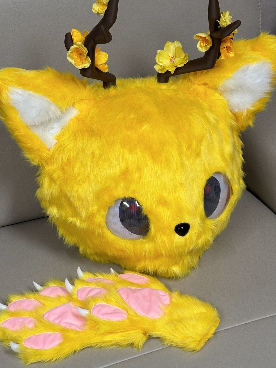 salgu_x's tweet image. 플라워 골든 리조트 마스코트 인형탈
제작했습니다 😽💛

귀여운 몸통과 발바닥은 히즈님이 ·· 🤭
뿔은 태양샵에서 도움 주셨어요 🫶🏻