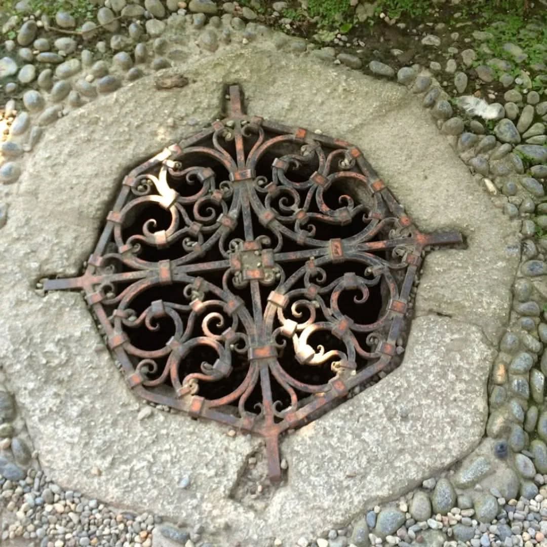 In ancient times, even the drain cover was beautiful.