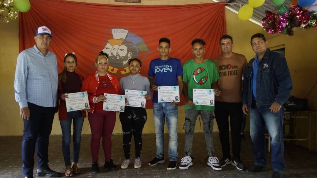 LorenzoOsbel's tweet photo. Participamos en intercambio con jóvenes de los ocho municipios que realizan diversas actividades en saludo al 67 aniversario del triunfo de la Revolución #LasTunas #PorLasTunasLaVictoria #SíSePuede #PorUn26EnEl26 https://t.co/dWWNyEv4Ly