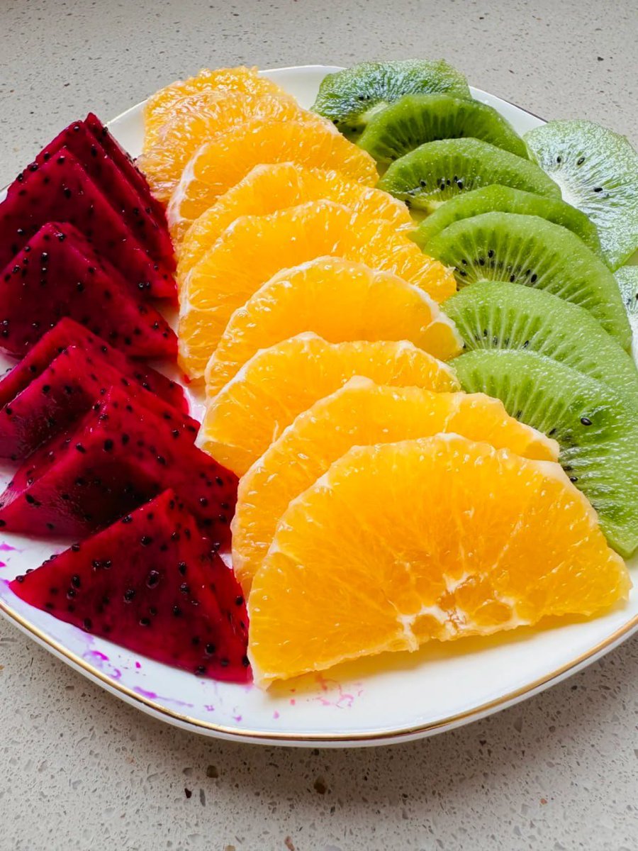 VijayMe94089077's tweet image. When life gives you colors, make a fruit platter 🍒🍊🍃 #HealthyLifestyle #ColorMeHappy