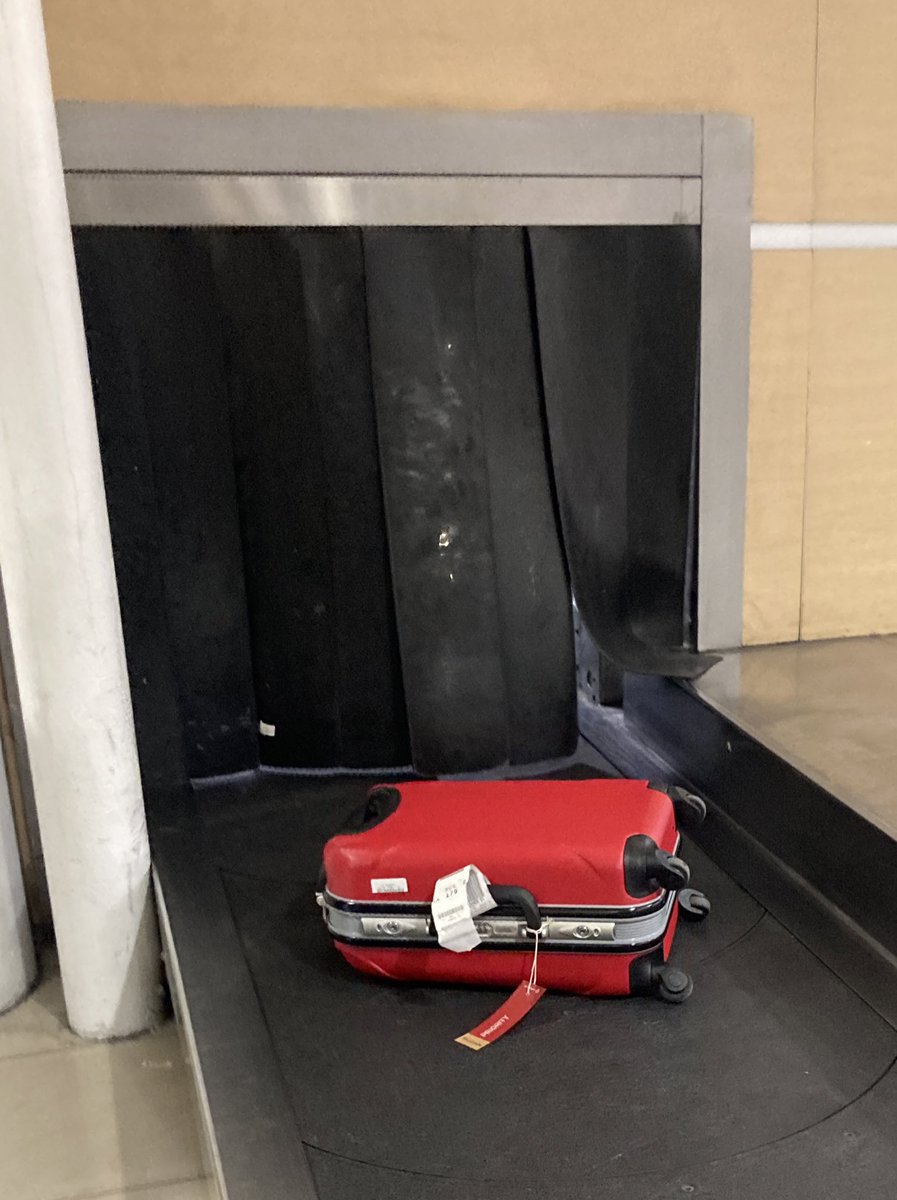 mirkovlahovic's tweet photo. Hola @LATAM_CHI , cómo explican que #equipajeprioritario no se entregado con prioridad sobre es resto del equipaje y después de media hora de aterrizado el vuelo? cc @AeroSantiagoSCL @SERNAC https://t.co/EZuq0niE6u