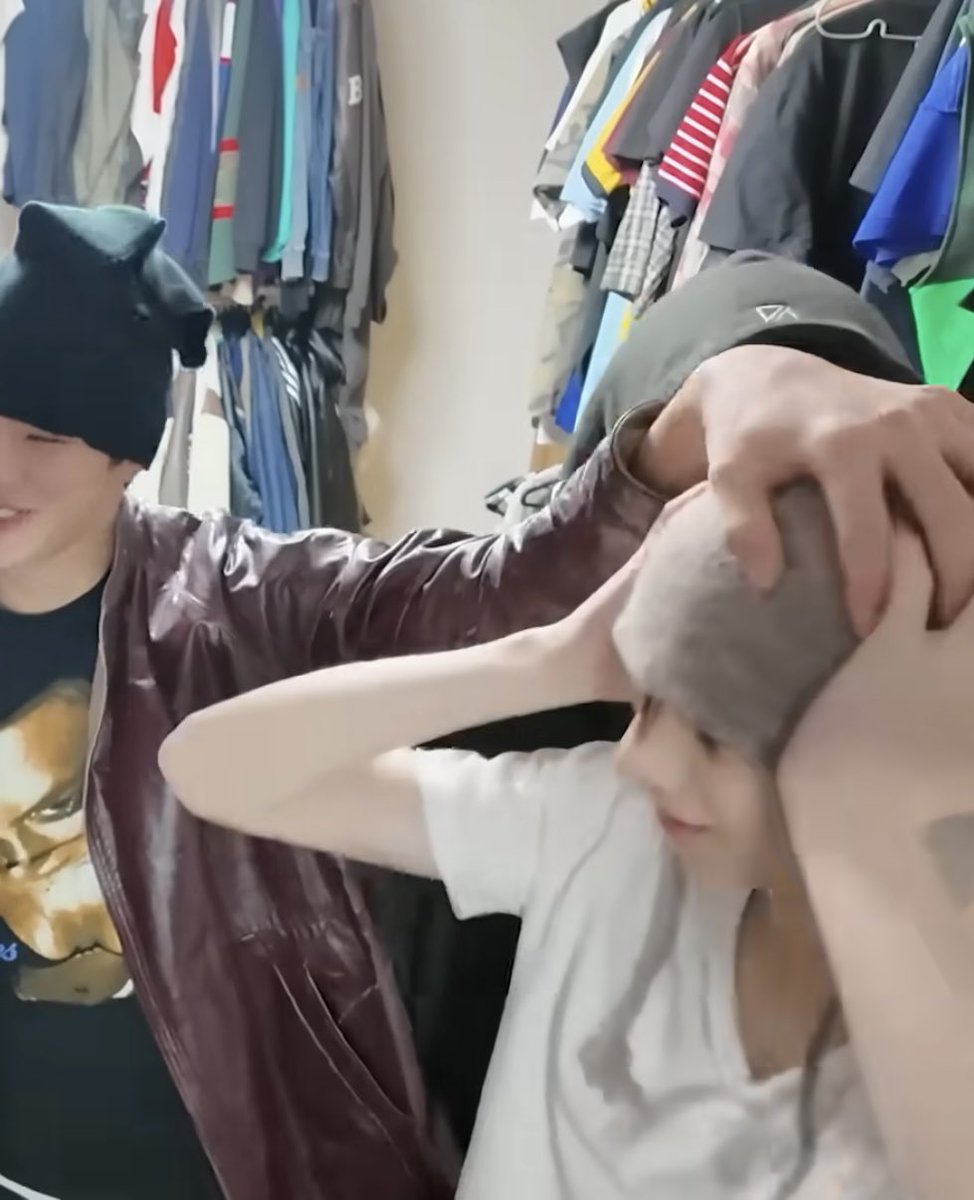 jjukiyom's tweet image. 낭쮼 씨발 진짜
팔뚝만지고머리통쓰다듬고배만지고등쓰다듬고
그만해라 알겧어견호야 아 뭔 컷편집 된 구간마다 어디 안닿으면죽을것처럼 만지고있어서 좀 놀랐어