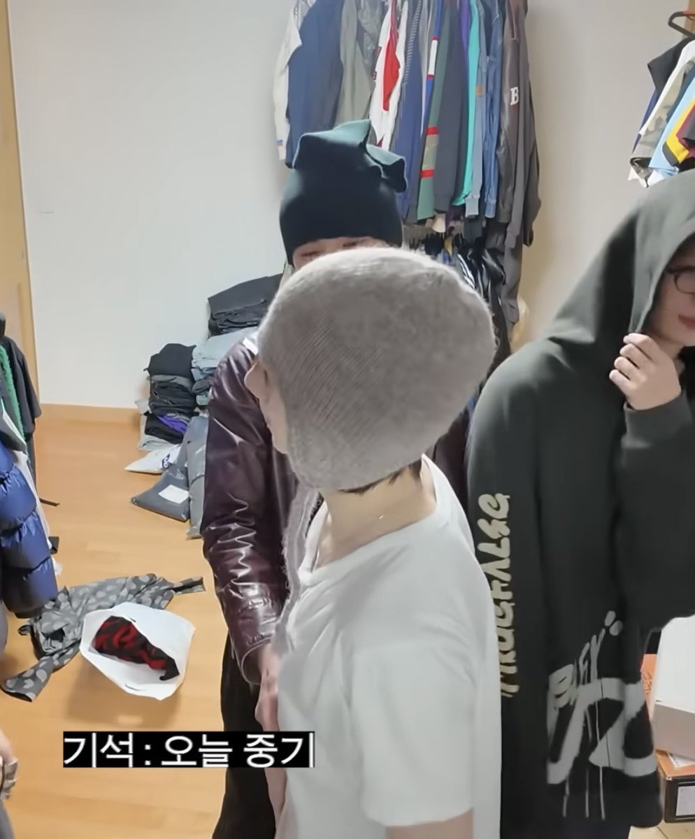 jjukiyom's tweet image. 낭쮼 씨발 진짜
팔뚝만지고머리통쓰다듬고배만지고등쓰다듬고
그만해라 알겧어견호야 아 뭔 컷편집 된 구간마다 어디 안닿으면죽을것처럼 만지고있어서 좀 놀랐어