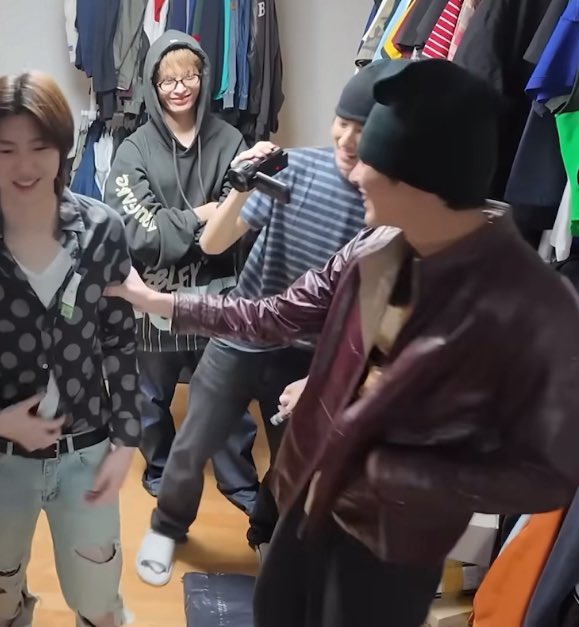 jjukiyom's tweet image. 낭쮼 씨발 진짜
팔뚝만지고머리통쓰다듬고배만지고등쓰다듬고
그만해라 알겧어견호야 아 뭔 컷편집 된 구간마다 어디 안닿으면죽을것처럼 만지고있어서 좀 놀랐어