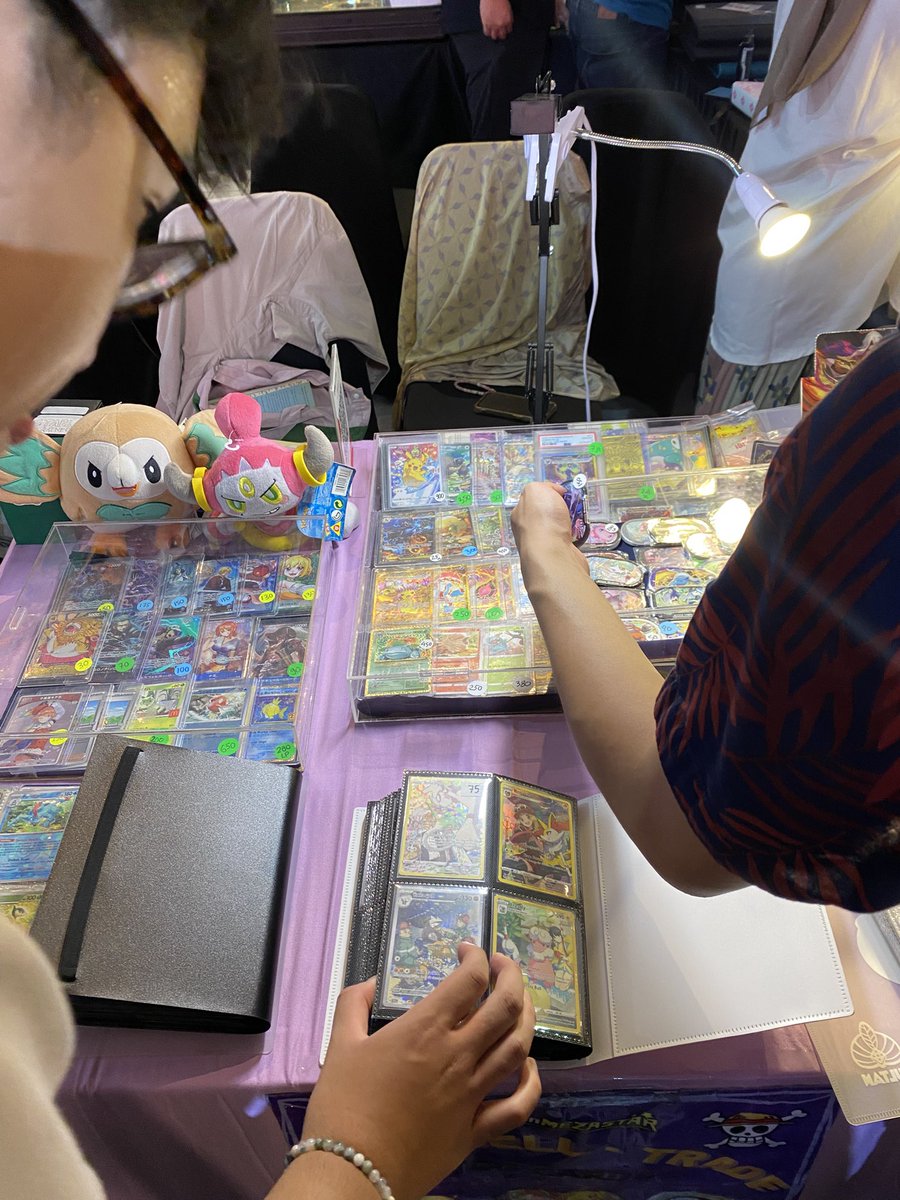 menurut gue ini hobi yang sangat cocok yaitu cewe nya koleksi pc, cowo nya kartu pokemon