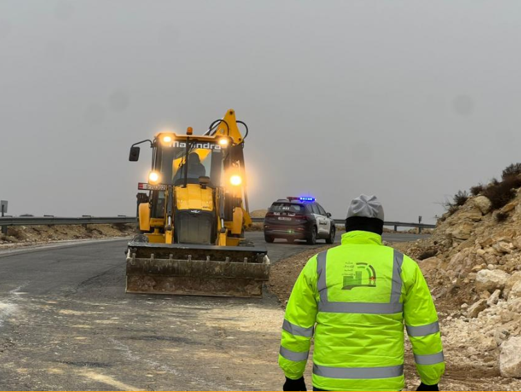 وزارة الاشغال تتعامل مع انجرافات وانهيارات صخرية وارتفاع بمنسوب المياه في الطرق 