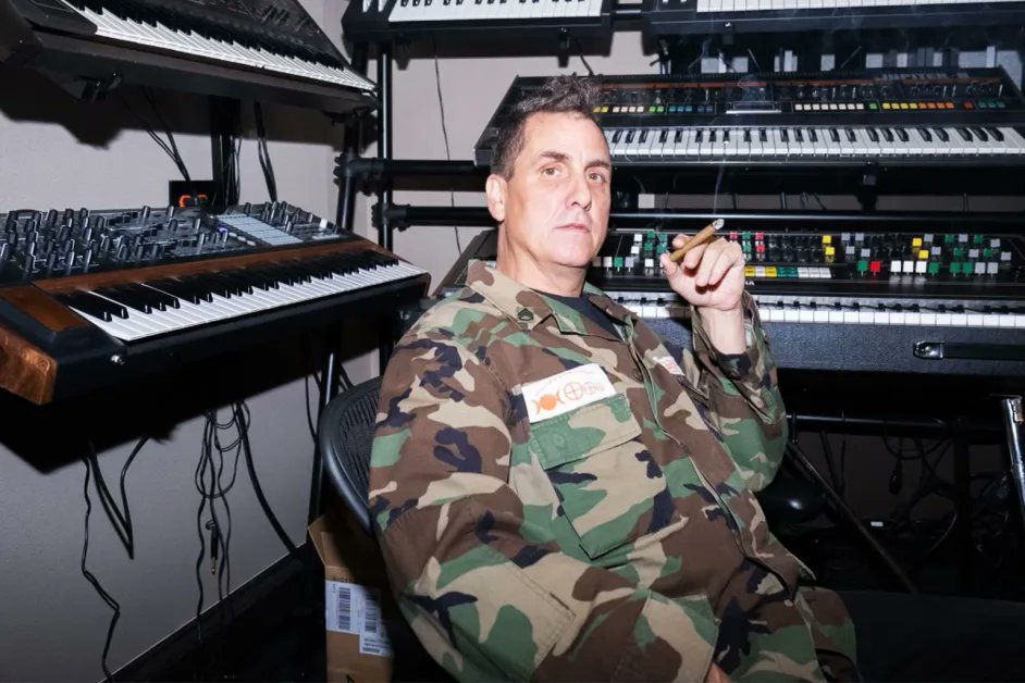 AteyabaActu's tweet photo. Depuis ses tweets y en a certains qui font passer Ateyaba pour un inconnu mais oublier pas qu’il a été validé par The Weeeknd, a travaillé avec Mike Dean, Kilhoffer, Pusha, Nudy… c’est pas impossible qu’un Yung Lean ou Rocky par exemple ont entendu des sons d’Ateyaba. https://t.co/1F8j1fq96W