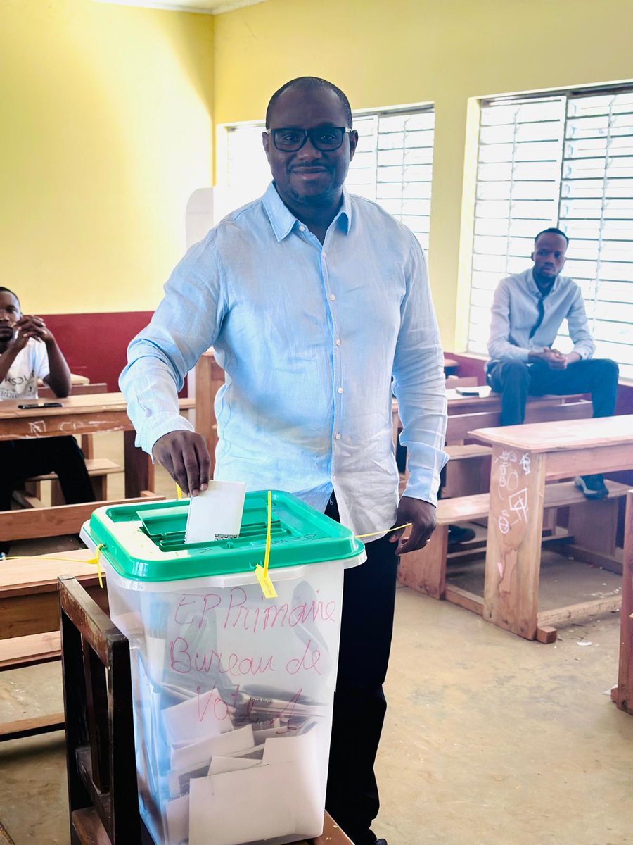 Aujourd’hui, j’ai voté pour la Guinée.
Pour l’espérance de nos familles,
pour la stabilité de notre pays,
et pour un développement que nous allons bâtir ensemble.
Quand la Guinée est unie, rien ne peut l’arrêter. 
#PresidentielleGn #Kibaro