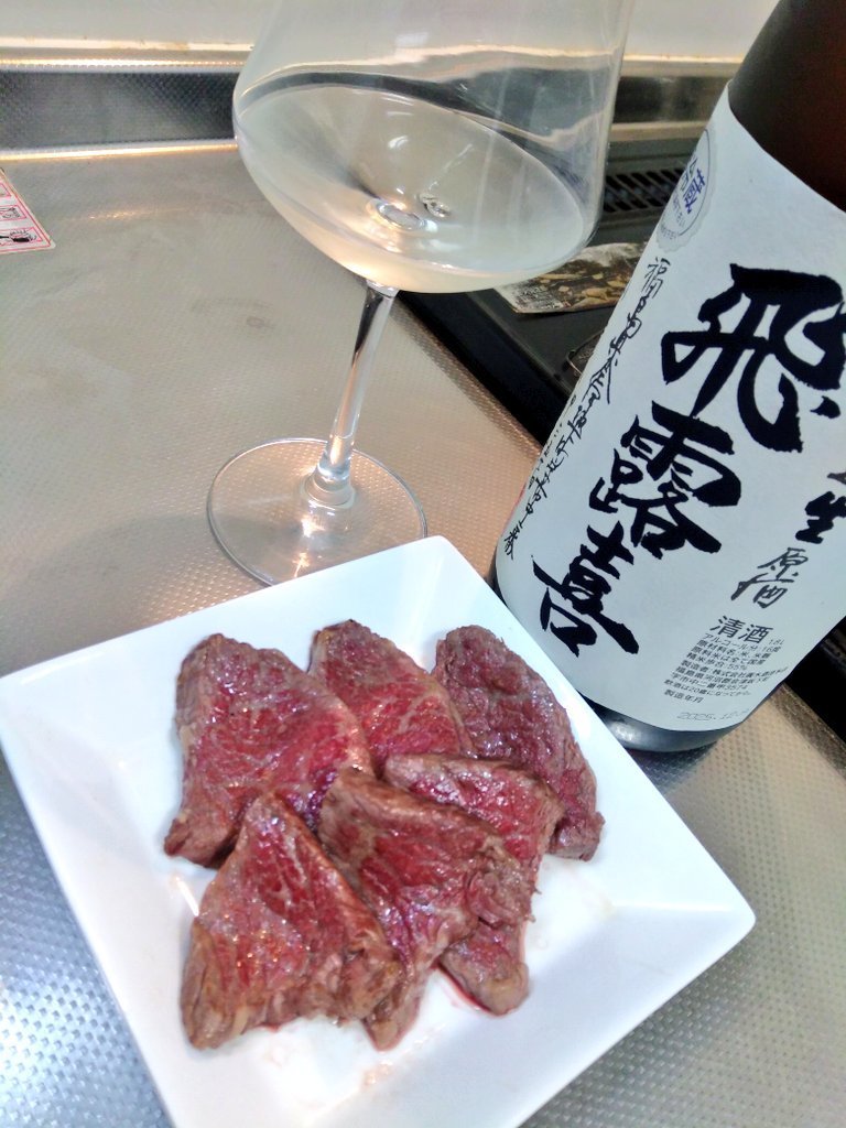 年末の一献。飛露喜 特別純米 無ろ過生原酒

香りは穏やかに仄かにリンゴっぽさ。口に含むと柔らかな口当たりからフレッシュに広がる甘旨味。余韻はスッキリとした苦酸味で程よくキレていきます。

久々の飛露喜の生原酒！バランス良く旨味が綺麗ですね～✨アテは和牛のモモ肉と頂きます😋