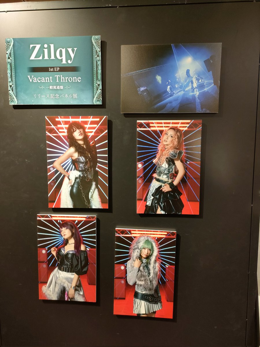 今日は、タワレコ渋谷店にて サイン会。7階にパネルが 春のライブが