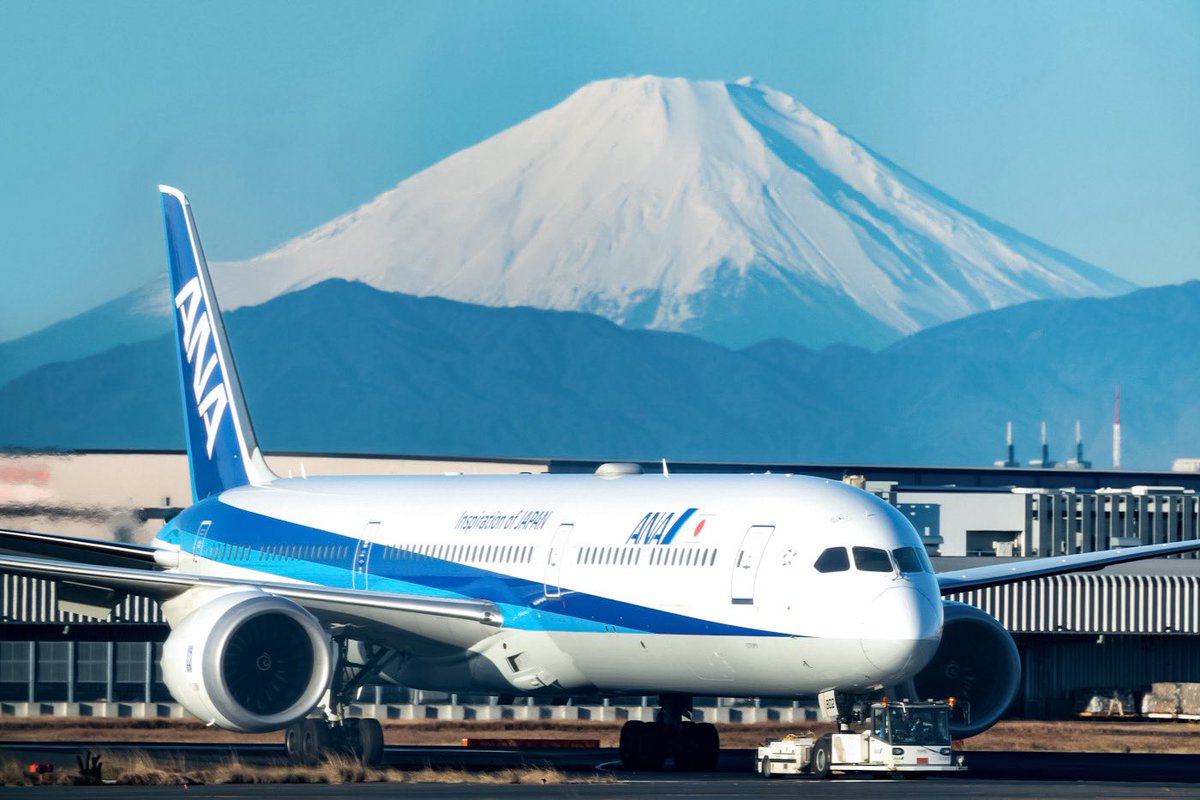 ANA 787-10 × Mt.Fuji
圧巻の長さを誇るダッシュテン。
背景の富士山との距離感、そして細部まで描き出す
光の質にこだわりました。
富士山が放つ独特のオーラに圧倒される瞬間。

日本の美を、この一枚に。

#ANA #B787