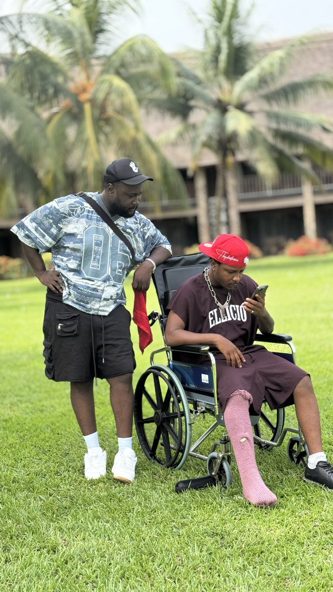 kelvynboymusic_'s tweet image. have to be in wheelchair and crutches temporarily, but that’s not stopping us. Stream the new Blueticks out everywhere 💪🏾❤️‍🔥

🔗 on bio 🎄
