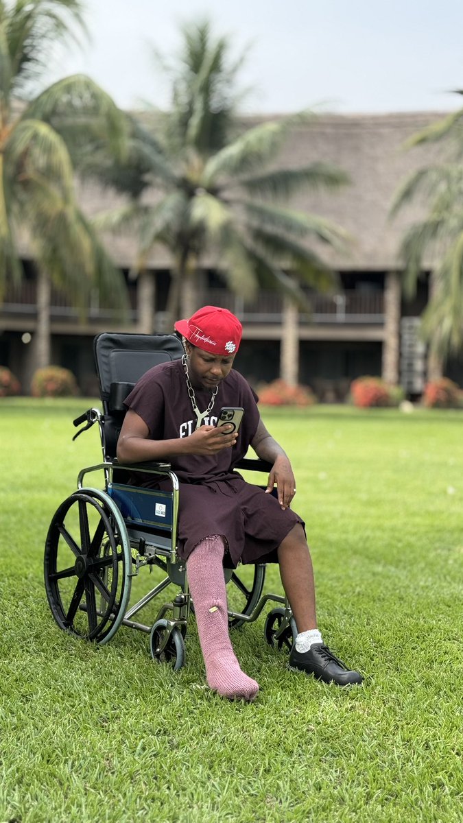 kelvynboymusic_'s tweet image. have to be in wheelchair and crutches temporarily, but that’s not stopping us. Stream the new Blueticks out everywhere 💪🏾❤️‍🔥

🔗 on bio 🎄
