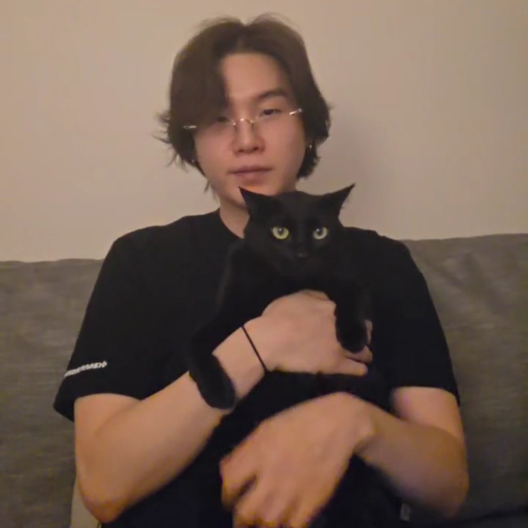 npomvtt's tweet image. 🐈‍⬛❤️ QUE AMOR! SUGA do BTS apresentou em live o gatinho preto que adotou. 

Ele se chama Tang, a segunda sílaba de seoltang (açúcar).