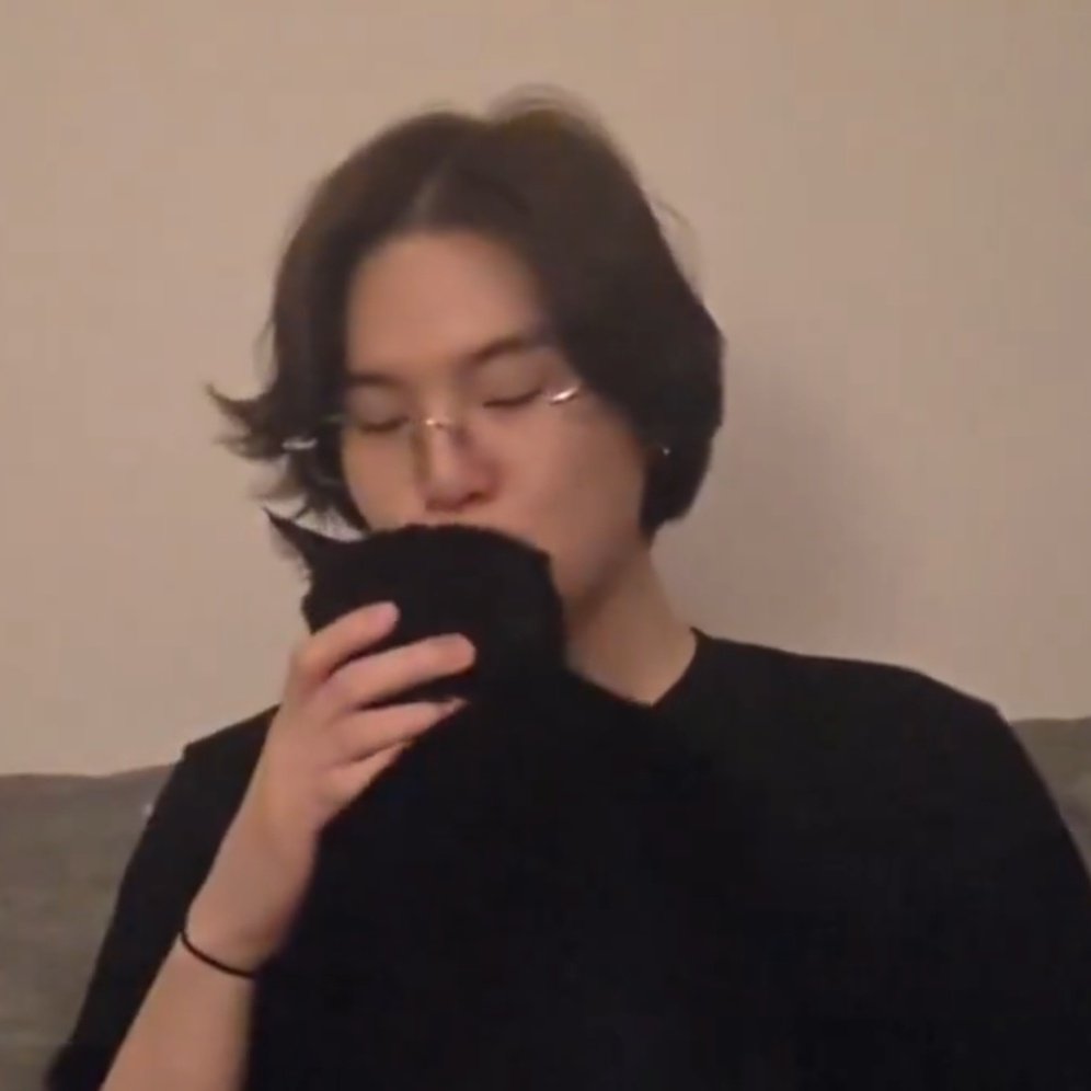 npomvtt's tweet image. 🐈‍⬛❤️ QUE AMOR! SUGA do BTS apresentou em live o gatinho preto que adotou. 

Ele se chama Tang, a segunda sílaba de seoltang (açúcar).