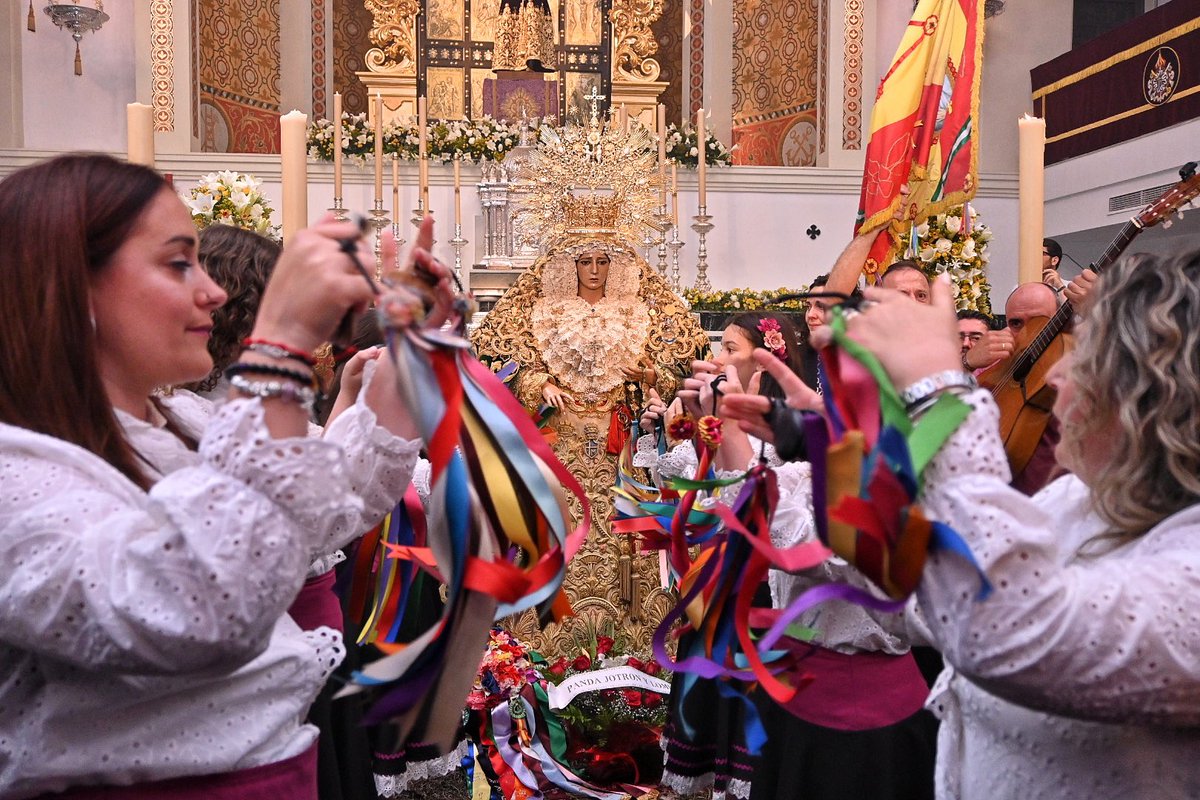 "Viva Málaga la bella
y vivan los verdiales
que cuando baila mi niña
hasta el mismo sol que sale
se va muriendo de envidia"

Hoy celebramos en nuestra ciudad la 𝐅𝐢𝐞𝐬𝐭𝐚 𝐌𝐚𝐲𝐨𝐫 𝐝𝐞 𝐥𝐨𝐬 𝐕𝐞𝐫𝐝𝐢𝐚𝐥𝐞𝐬. Una tradición viva con más de seis décadas de historia y