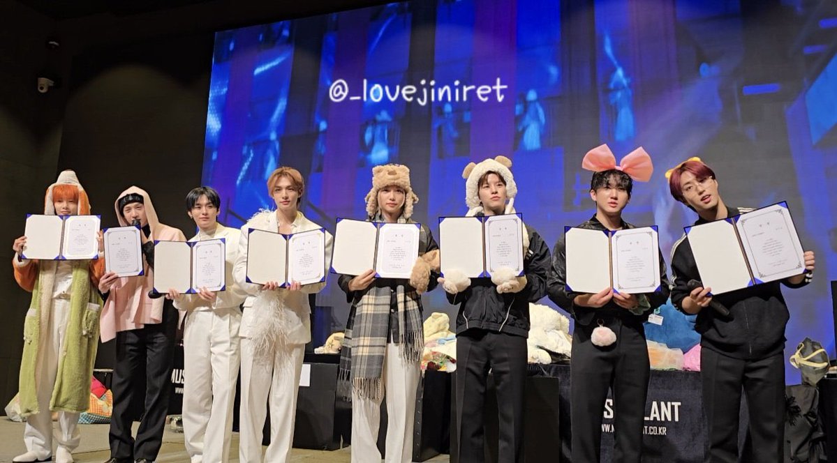 pixievll's tweet image. oh my….this is so precious 🥺 

op gifted each of skz a certificate to say that they have each of them have done well in 2025 as well, ohh i love this soo much i hope stray kids knows how appreciated they are by so many 🩷