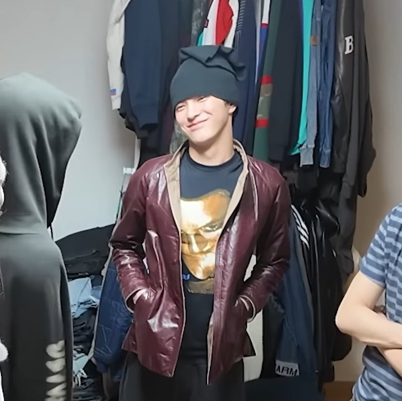 keonholds's tweet photo. keonho doing a haul in the recent vlog and it's literally the jacket + hat he once showed on wv 😭😭 he's so precious for always telling us what he bought ☹️🫳🏻 https://t.co/KF13ZXK1oV