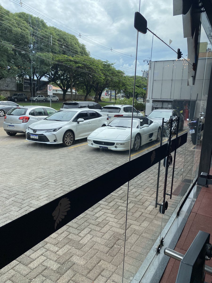 Quando crescer quero ser que nem esse cara que vem casualmente de Ferrari na academia em um domingo