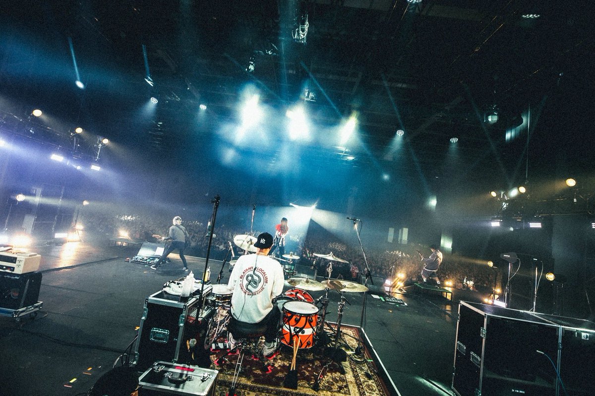 super_beaver's tweet photo. 【#レディクレ 】

『FM802 ROCK FESTIVAL RADIO CRAZY 2025』

インテックス大阪

2025年のライブ納め！
そしてレディクレ初出演から10年！
最高の時間をありがとうございました！

またあなたと会えますように！
来年もよろしくお願いします！！

photos by @nekozephoto 
#SUPERBEAVER #FM802 https://t.co/8MevR1UP0z