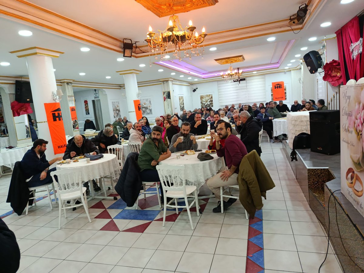GultepeHalkevii's tweet photo. Dayanışma kahvaltımızı hep birlikte gerçekleştirdik.
Aynı sofrada buluştuk, sözümüzü ve umudumuzu büyüttük.

Dayanışmayla güçlenen bir mahalle, birlikte kurulan bir gelecek için yan yanayız. ✊

Katılan tüm dostlarımıza teşekkür ediyoruz. https://t.co/xfuYuUVWd7
