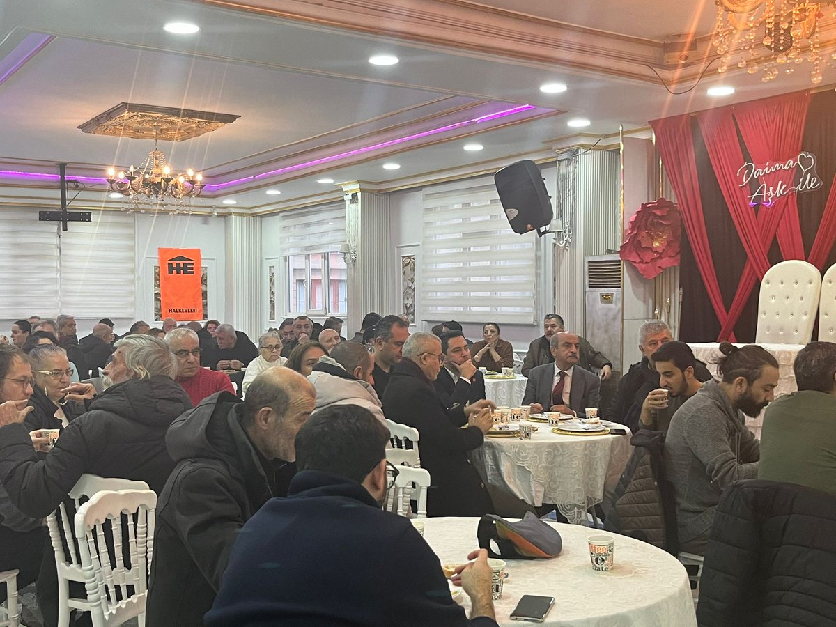 GultepeHalkevii's tweet photo. Dayanışma kahvaltımızı hep birlikte gerçekleştirdik.
Aynı sofrada buluştuk, sözümüzü ve umudumuzu büyüttük.

Dayanışmayla güçlenen bir mahalle, birlikte kurulan bir gelecek için yan yanayız. ✊

Katılan tüm dostlarımıza teşekkür ediyoruz. https://t.co/xfuYuUVWd7