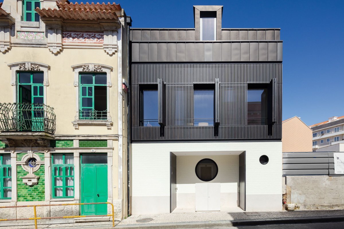 Archello's tweet photo. Sá Townhouse, designed by @tiagodovale, reinterprets Aveiro’s Art Nouveau lineage through precise material choices and measured construction.
https://t.co/E04xVl0xB9
#MaterialContinuity #ContextualArchitecture #LocalCraft https://t.co/jXcPZGq6NO