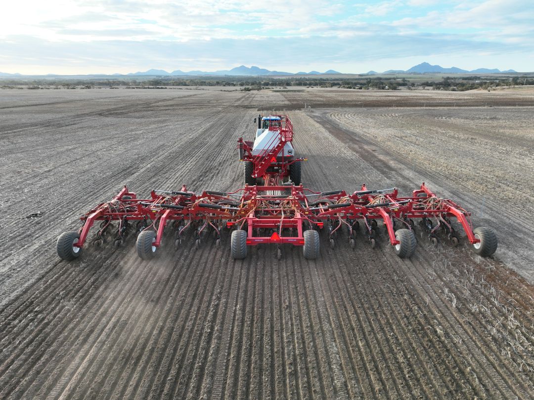 🏗 Built tough, lasts longer. The Quantum’s heavy-duty DuraLoc™ frame offers up to 154% more breakaway strength — designed to handle the toughest conditions.

Ask your dealer today 👉🔗 loom.ly/u_BjJg0

#Morris #MorrisQuantum #Strength #Seeding2026