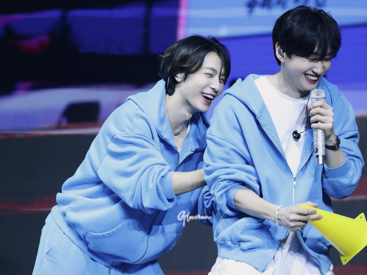 Glowmoon_1216's tweet image. 2025 D&amp;amp;E FM [D&amp;amp;E Home Coming] 2부

천번 만번도 이동해에게 지는 거지

#슈퍼주니어DnE #SuperJuniorDnE
#DONGHAE #EUNHYUK
#DnE_Home_Coming