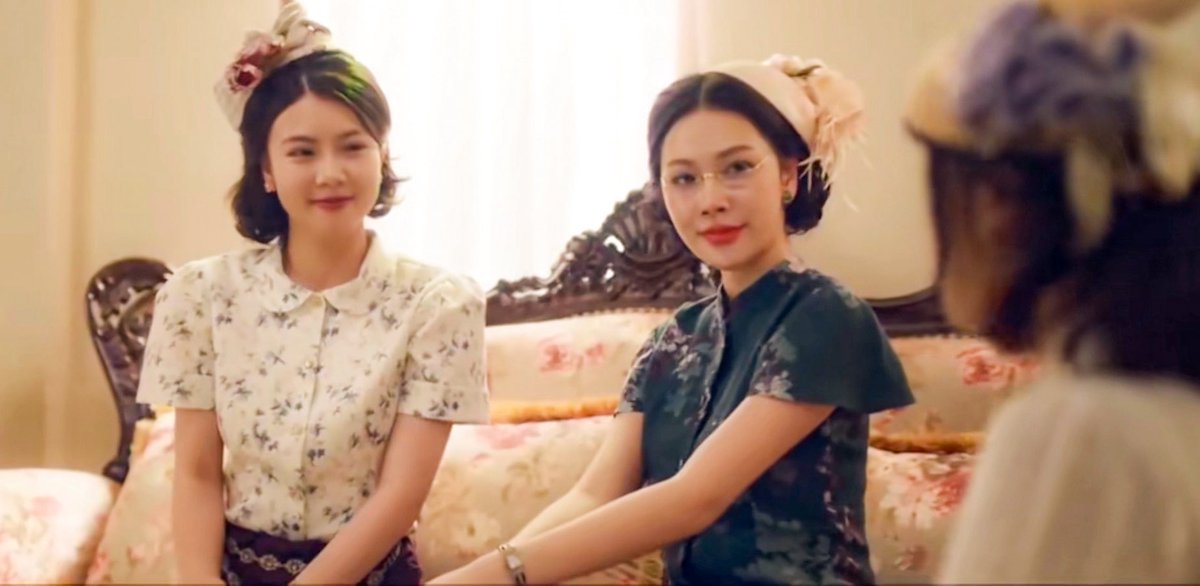 เกร็ดน่ารู้การใส่หมวกยุคจอมพล ป.
• จะไม่ใส่ในที่ร่ม แต่ออกจากบ้านต้องใส่ ไม่งั้นเจอตำรวจ และเข้าสถานที่ราชการไม่ได้
• เวลาไปงานสโมสรที่จัดในตึก ก่อนเข้างานจะมีพนักงานคอยรับหมวก จะไม่ใส่เข้างาน
• ช่วงสงคราม เวลาปกติให้ใส่หมวกธรรมดา หมวกทรงสวย ๆ สีฉูดฉาดเอาไว้ใส่เฉพาะไปงานสโมสร